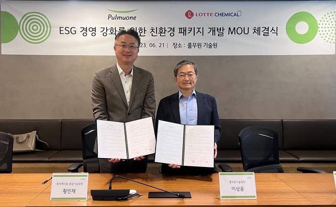 롯데케미칼 종합기술원 황민재 원장(왼쪽)과 풀무원기술원 이상윤 원장과 MOU를 체결하는 모습(사진=롯데케미칼)