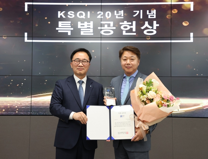 삼성전자서비스 송봉섭 대표(오른쪽)가 한국능률협회컨설팅 한수희 대표(왼쪽)에 '특별 공헌상'을 수여받는 모습(사진=삼성전자서비스)