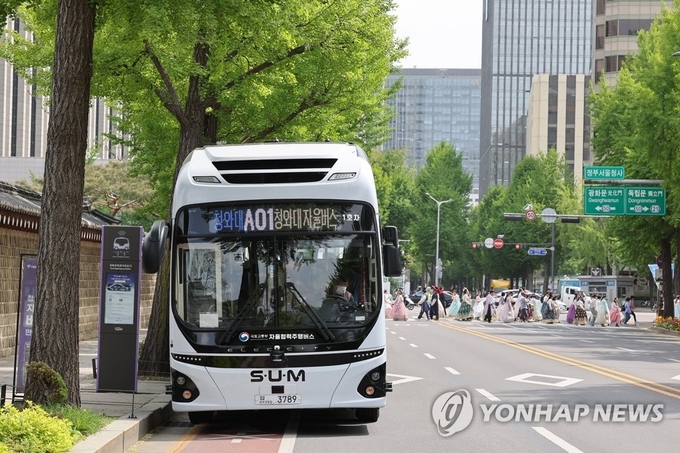 서울시가 지난해 도입한 청와대 자율주행버스의 모습(사진=연합뉴스)