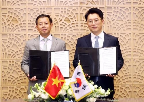 카카오모빌리티 류긍선 대표(오른쪽)와 빈그룹 응우옌 비엣 꽝 CEO(왼쪽)가 협약식 체결 기념사진을 촬영하고 있다.(사진=카카오모빌리티)