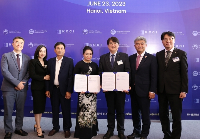 대우건설 정원주 회장(오른쪽 2번째)과 한승 해외사업단장(오른쪽 3번째)이 베트남 신재생에너지기업 TTA 응우엔 티 응옥 회장(가운데)와 MOU 체결 뒤 기념 촬영을 하고 있다.(사진=대우건설)