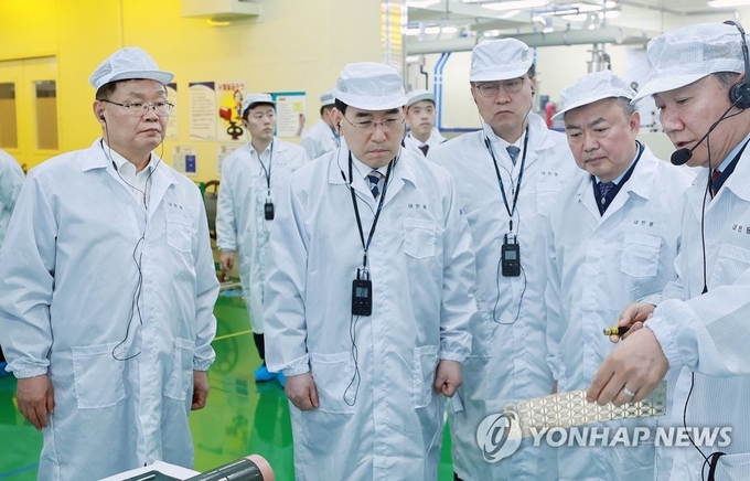 이창양 산업통상자원부 장관이 15일 반도체 소부장 기업인 경남 창원시 해성DS 창원사업장을 방문, 반도체 기판 생산시설을 둘러보고 있다.(사진=연합뉴스)