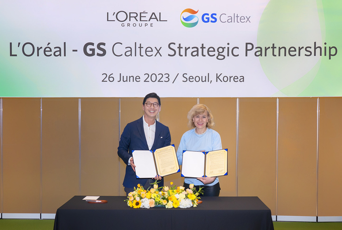 GS칼텍스 허세홍 사장(좌)과 로레알 바바라 라베르노스 수석 부사장(사진=GS칼텍스)