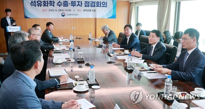 장영진 산업통상자원부 1차관이 28일 서울 중구 롯데호텔에서 열린 '석유화학 수출·투자 점검회의'를 주재하고 있다.(사진=연합뉴스)