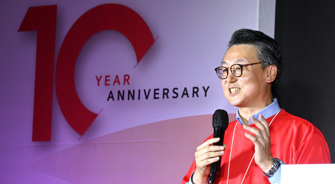 LG전자가 VS사업본부 출범 10주년을 맞아 28일부터 이틀간 서울 강서구 마곡 LG사이언스파크에서 ‘도전의 10년, 함께 만들어가는 비전 2030’을 주제로 기념행사를 가졌다. VS사업본부장 은석현 부사장(사진)이 오늘 열린 행사에서 임직원들에게 격려와 감사 인사를 전하고 있다.(사진=LG전자)