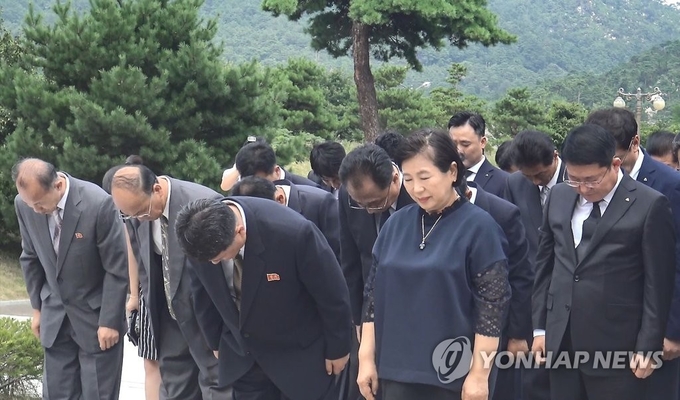 현정은 현대그룹 회장과 이영하 현대아산 사장 등 임직원들이 지난 2018년 8월 3일 금강산 현지에서 맹경일 아태 부위원장 등 북측 관계자 20여명과 함께 고 정몽헌 회장 15주기 추모식을 하고 있다. 사진=연합뉴스