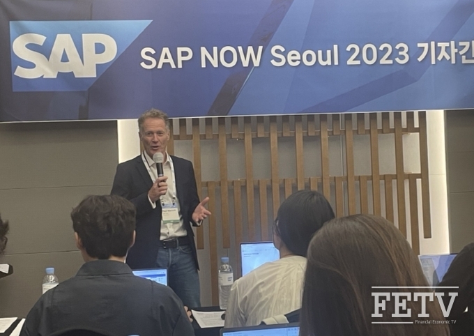 4일 열린 ‘SAP NOW Seoul 2023’ 기자 간담회에서 폴 메리엇 SAP 아태지역 회장이 한국시장에 대한 SAP의 전략에 대해 발표하고 있다.