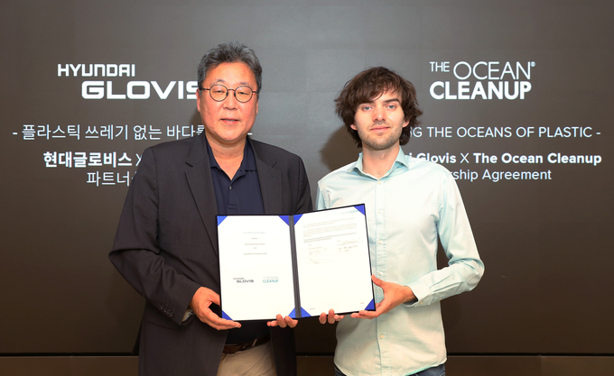 이규복 현대글로비스 대표(왼쪽)와 보얀 슬랫 오션클린업 CEO가 파트너십 체결 후 기념촬영을 하고 있다.(사진=현대글로비스)