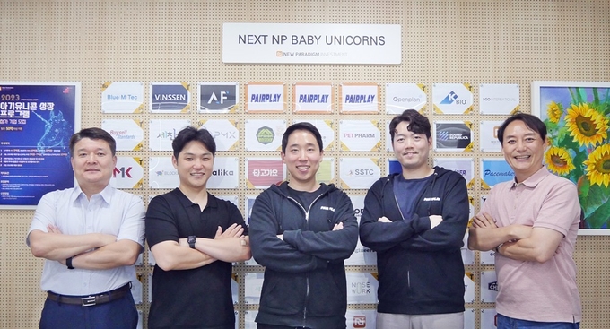 (왼쪽부터) 배상승 뉴패러다임인베스트먼트 공동대표, 김정환 알앤원 이사, 권용근 대표·도형호 부대표, 박제현 뉴패러다임인베스트먼트 공동대표가 기념 촬영을 하고있다.(사진=뉴패러다임인베스트먼트)
