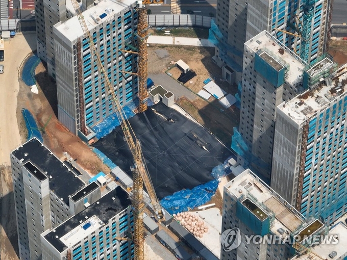 지난 7월 6일 촬영한 GS건설의 검단신도시 아파트 건설현장. 지난 4월 사고가 발생한 구역이 가려져 있다.(사진=연합뉴스)