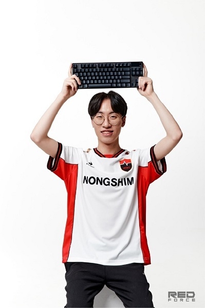 스틸시리즈, ‘Apex Pro TKL WL(2023)’를 들고 있는 농심 레드포스 탑라이너 'DnDn' 박근우 선수