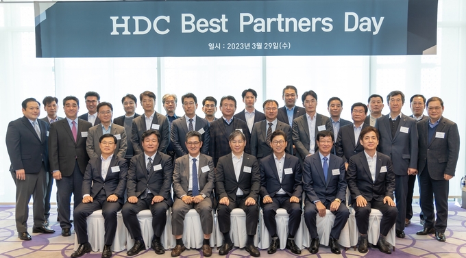 HDC현대산업개발이 지난 3월 협력사와 동반성장과 상생협력을 위한 행사인 베스트파트너스데이에서 우수협력사 대표와 기념사진을 촬영했다. 앞줄 왼쪽 네 번째 최익훈 HDC현대산업개발 대표(사진=HDC현대산업개발)