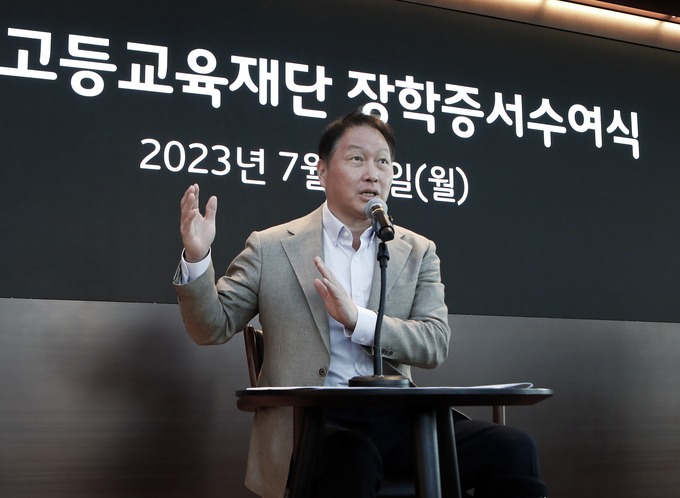한국고등교육재단 이사장을 맡고 있는 최태원 SK회장이 10일 서울 종로구 SK서린빌딩에서 열린 해외유학 장학증서 수여식에서 격려인사를 하고 있다.(사진=SK)
