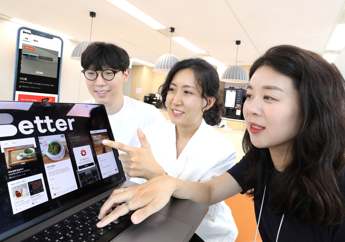 LG유플러스가 일상기록 SNS ‘베터(BETTER)’를 3년 내 국내 대표 SNS 서비스로 성장시킨다는 목표를 밝혔다. 사진은 LG유플러스 라이프스쿼드팀이 일상기록 SNS를 소개하고 있는 모습.(사진=LG유플러스)