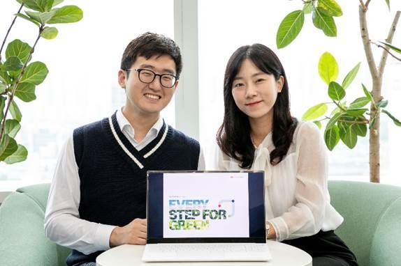 롯데케미칼 임직원들과 2022 ESG 리포트(사진=롯데케미칼)