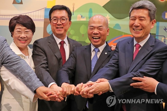 지난 5월 3일 경북 포항시청에서 열린 이차전지소재사업 투자양해각서 체결식. (왼쪽부터) 이달희 경북도 경제부지사, 김준형 포스코퓨처엠 대표이사, 천쉬에화 절강화유코발트 회장, 이강덕 포항시장(사진=연합뉴스)