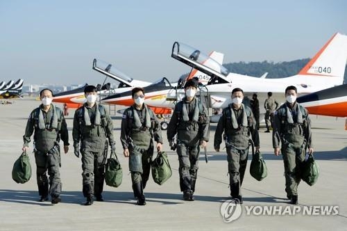 23일 경기도 성남시 서울공항 ADEX 2021 행사장에서 열린 '제8기 국민 조종사 비행 체험 및 임명식'에서 8기 국민 조종사 및 1기 명예조종사가 비행 체험을 위해 항공기로 향하고 있다.(사진=연합뉴스)