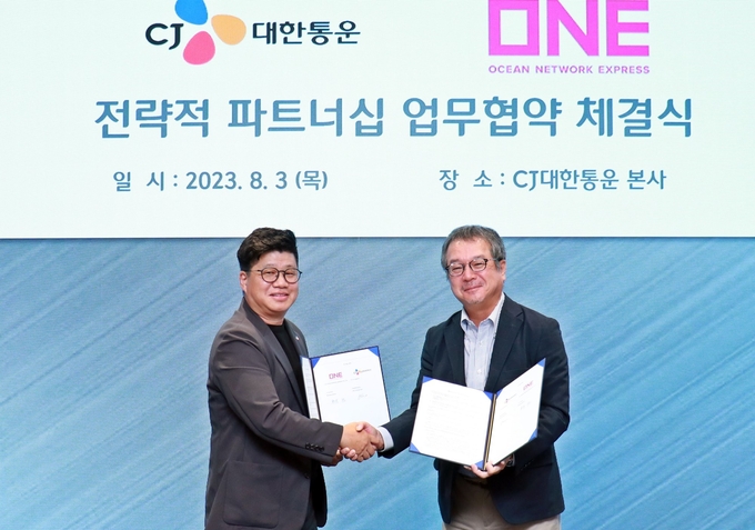 CJ대한통운은 글로벌 7위 컨테이너 선사인 일본 ‘오션 네트워크 익스프레스(ONE)’와 전략적 파트너십 업무협약을 체결했다고 3일 밝혔다. 3일 강병구 CJ대한통운 글로벌부문 대표(왼쪽)와 구리모토 유 ONE 영업총괄 사장이 기념사진을 촬영하고 있다.(사진=CJ대한통운)