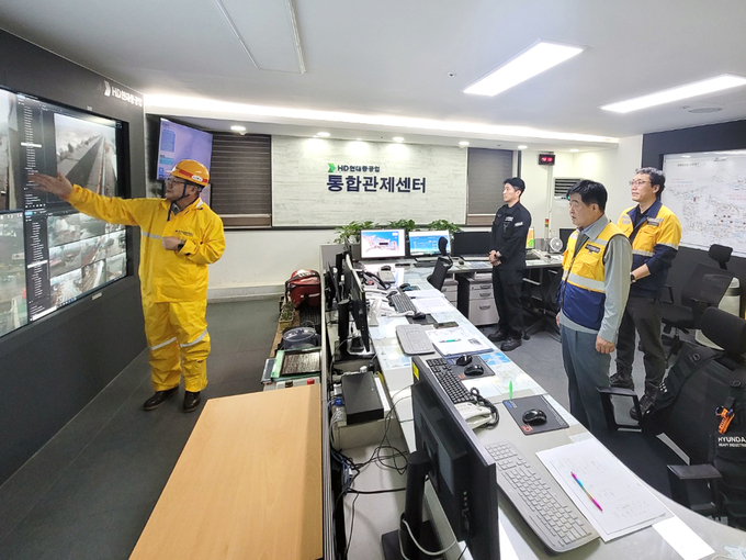 10일 오전 종합관제센터를 찾아 태풍 상황을 점검하는 권오갑 회장의 모습. 사진=HD현대