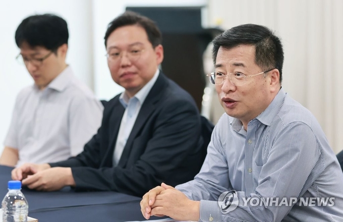 (맨 우측) 산업통상자원부 강경성 2차관(사진=연합뉴스)