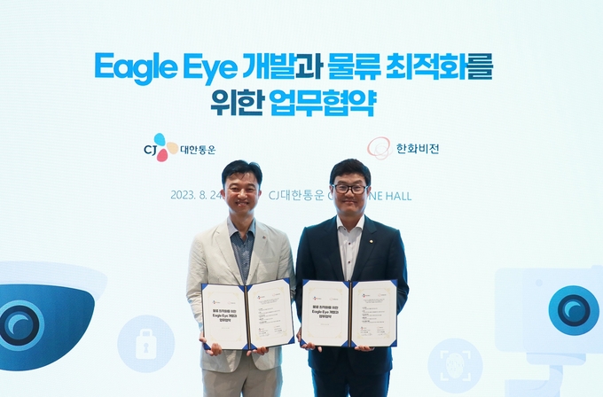 CJ대한통운은 한화비전과 ‘Eagle Eye(이글아이) 개발과 물류 최적화를 위한 업무협약(MOU)’을 체결한 모습(사진=CJ대한통운)