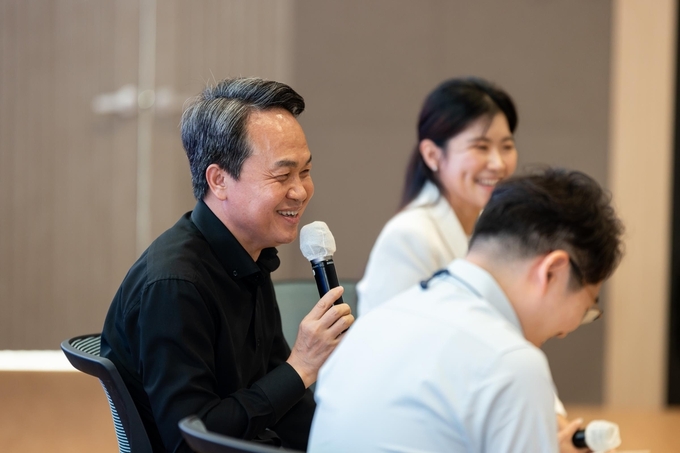 신한금융지주회사는 1일 서울 중구 본사에서 진옥동 회장을 비롯한 계열사 최고경영자(CEO)와 지주회사 임직원이 참석한 가운데 창립 22주년 기념 '참신한 토크 콘서트'를 열었다. 왼쪽 첫 번째 신한금융 진옥동 회장(사진=신한금융지주)