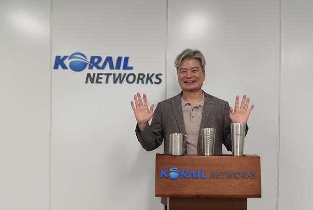 사진=김흥수 코레일네트웍스 사장이 회사에 비치된 다용도 공용컵을 선보이며 바이바이 챌린지를 하고 있다.