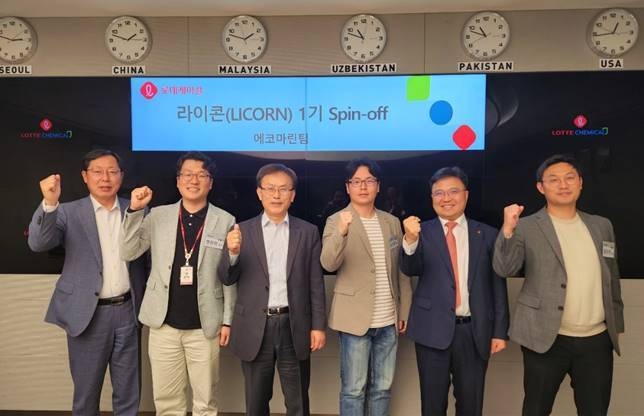 (왼쪽 세번째) 롯데케미칼 김교현 부회장과 (왼쪽 네번째) 롯데케미칼 사내벤처 1기 에코마린 박덕훈 대표(사진=롯데케미칼)