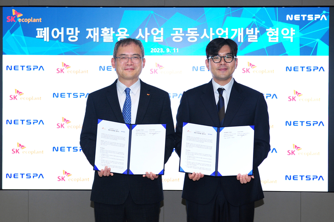 이대혁 SK에코플랜트 글로벌에코BU 대표(왼쪽), 정택수 넷스파 대표가 협약서를 들고 기념촬영을 하고 있는 모습. 사진=SK에코플랜트