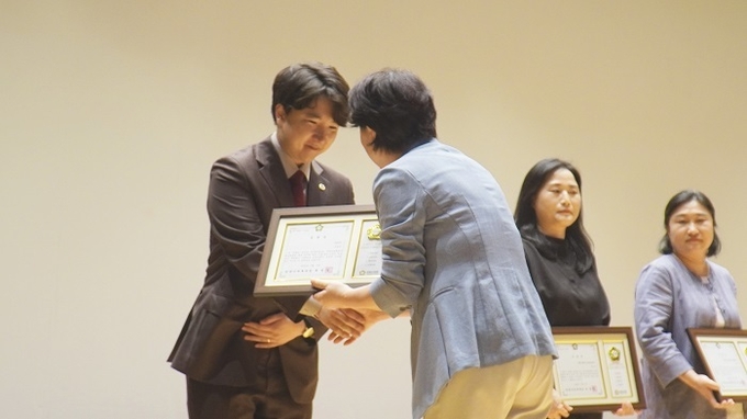 사진=NGO단체 위브릿지 대표이사 김정규가 표창장을 수여받고 있다.