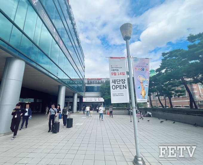 제타플렉스 서울역점으로 들어가는 입구 곳곳에는 새단장을 알리는 문구가 있었다. (사진=박지수 기자) 