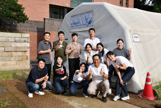 고려아연 임직원 봉사자들이 라파엘나눔 봉사활동 종료 후 사진 촬영하고 있다.(사진=고려아연)