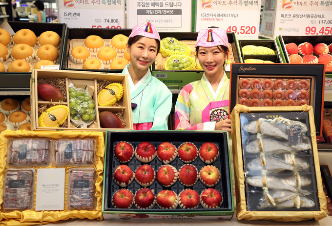 이마트 용산점에서 모델들이 추석 선물세트를 소개하고 있다. (사진=이마트)