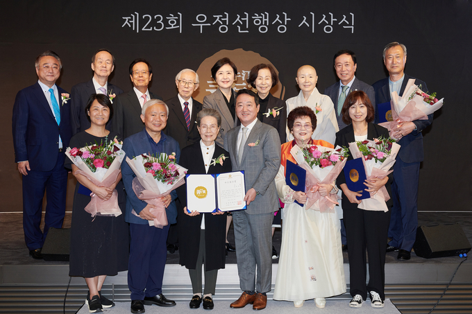 코오롱그룹 오운문화재단이 19일 서울 마곡 코오롱 원앤온리타워에서 개최한 제23회 우정선행상 시상식을 열었다. 47년째 늦깎이 학생들을 위한 배움터가 되어준 상록야학이 대상을 수상했다. 이웅열 이사장(가운데)과 우정선행상 대상을 수상한 심사위원, 관계자들이 단체 기념촬영을 하고 있는 모습(사진=코오롱)