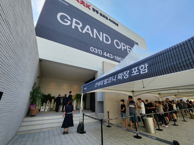 광명 센트럴 아이파크 모델하우스를 방문한 고객들의 모습. 사진=HDC현대산업개발