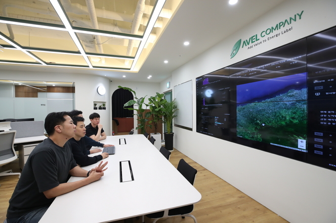 LG에너지솔루션 AVEL 임직원들이 제주도 사무실에서 재생에너지 발전량 예측 모니터링을 하고 있다.(사진=LG에너지솔루션) 