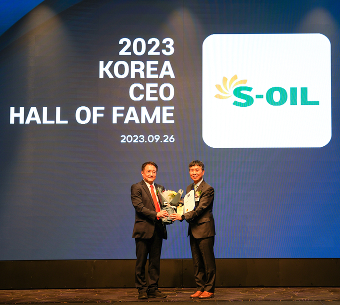 S-OIL은 26일 개최된 ‘2023 대한민국 CEO 명예의 전당’ 시상식에서 4년 연속 브랜드 전략 및 정유부문 2개 부문에서 1위에 선정됐다.<br>
이기봉 S-OIL 영업전략부문장(우측), 조동성 산업정책연구원장(사진=S-OIL)