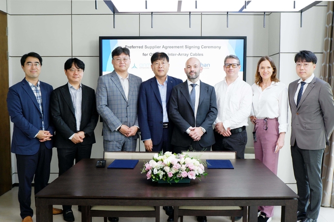 대한전선과 안마해상풍력이 우선공급대상자 선정식에서 기념 사진을 촬영하고 있다.(사진=대한전선) 
