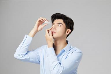 사진설명: 올바른 인공 눈물 점안은 안구건조증 예방 및 치료에 효과가 있다.