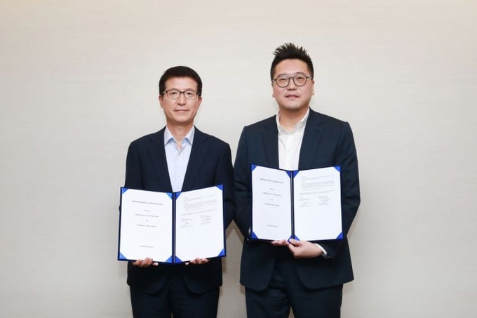 오세철 삼성물산 대표(왼쪽)와 마이클 위자야 시나르마스 랜드 대표가 지난달 26일 '인도네시아 스마트시티 개발 협력 업무협약' 체결 후 기념촬영을 하고 있다. 사진=삼성물산