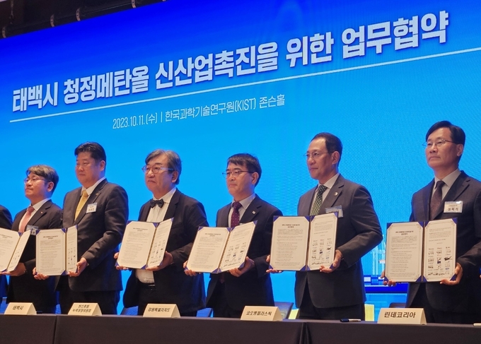 허성 코오롱플라스틱 대표(우측 두번째)는 11일 서울 성북구 한국과학기술연구원(KIST)에서 열린 청정메탄올 신산업 촉진을 위한 업무협약식에 참석했다.(사진=코오롱플라스틱)