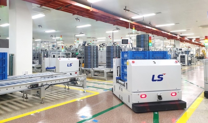 LS일렉트릭 청주 스마트공장에서_무인운반차량(AGV)가 제품을 싣고 이동하는 모습(사진=LS일렉트릭) 