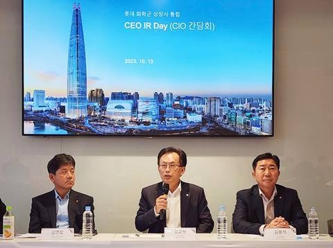 (왼쪽부터) 김연섭 롯데에너지머티리얼즈 대표, 김교현 롯데그룹 화학군 총괄대표, 김용석 롯데정밀화학 대표 등이 참석하여 롯데 화학군 상장사 통합 CEO IR Day (CIO간담회)를 진행하고 있다.(사진=롯데케미칼)