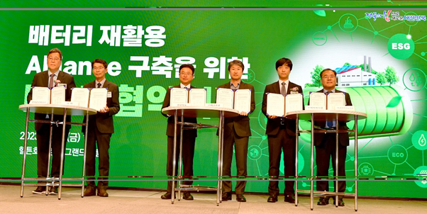 지난 6일 기아, 현대글로비스 등과 맺은 배터리 재활용 얼라이언스 구축을 위한 업무협약식. 왼쪽부터 현대글로비스 이규복 대표이사, 기아 국내사업본부장 권혁호 부사장, 이철우 경북도지사, 에코프로 송호준 대표, 에바싸이클 류지훈 대표, 경북테크노파크 하인성 원장(사진=에코프로)<br>
