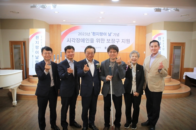 (좌측부터) 김재유 금호석유화학 관리담당 상무, 고영도 금호석유화학 관리본부장 전무, 백종훈 금호석유화학 대표, 백창진 시각장애인 대표, 백은희 한국시각장애인 복지관 이사장, 백남기 한국시각장애인복지관장(사진=금호석유화학)