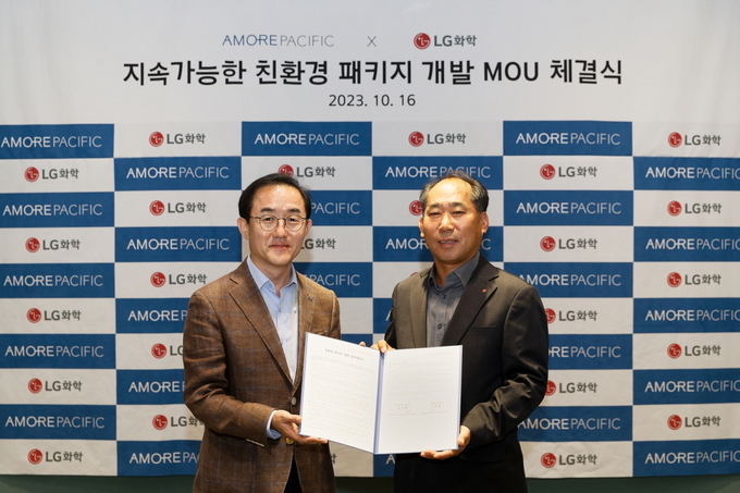 '지속가능한 친환경 패키지 개발 MOU 체결식'에 참가한 LG화학 NCCPO사업부장 양선민 전무(오른쪽), 아모레퍼시픽 SCM 유닛장 강명구 전무(사진=LG화학)