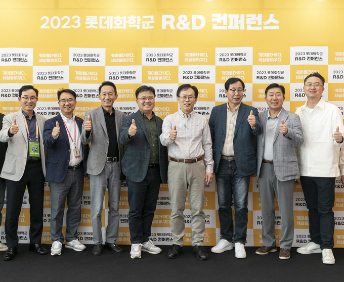 18일 잠실 롯데월드타워 SKY31컨벤션에서 (왼쪽 네번째) 황진구 롯데케미칼 기초소재사업 대표, (왼쪽 다섯번째) 김교현 롯데그룹 화학군 총괄대표 부회장, (오른쪽 세번째) 이영준 롯데케미칼 첨단소재사업 대표 등이 참석해 기념 촬영을 하고 있다.(사진=롯데케미칼) 