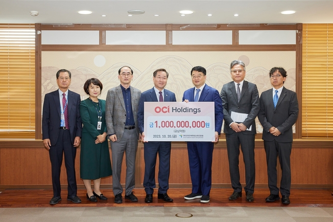  20일 인천시청에서 열린 장학기금 전달식에서 참석자들이 기념 촬영을 하고 있다. (왼쪽 3번째) 류권홍 인천인재평생교육진흥원 원장, 유정복 인천시장, OCI홀딩스 이우현 회장(사진=OCI홀딩스)