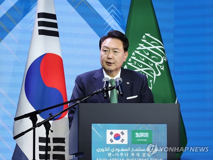 사우디아라비아를 국빈 방문 중인 윤석열 대통령이 22일(현지시간) 리야드의 페어몬트 호텔에서 열린 한·사우디 투자포럼에서 격려사를 하고 있다.(사진=연합뉴스)