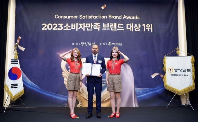 2023 소비자만족 브랜드 대상 시상식에 참여한 비엣젯 항공 상업부 부사장 제이 엘 링게스와라/사진=비엣젯항공 제공